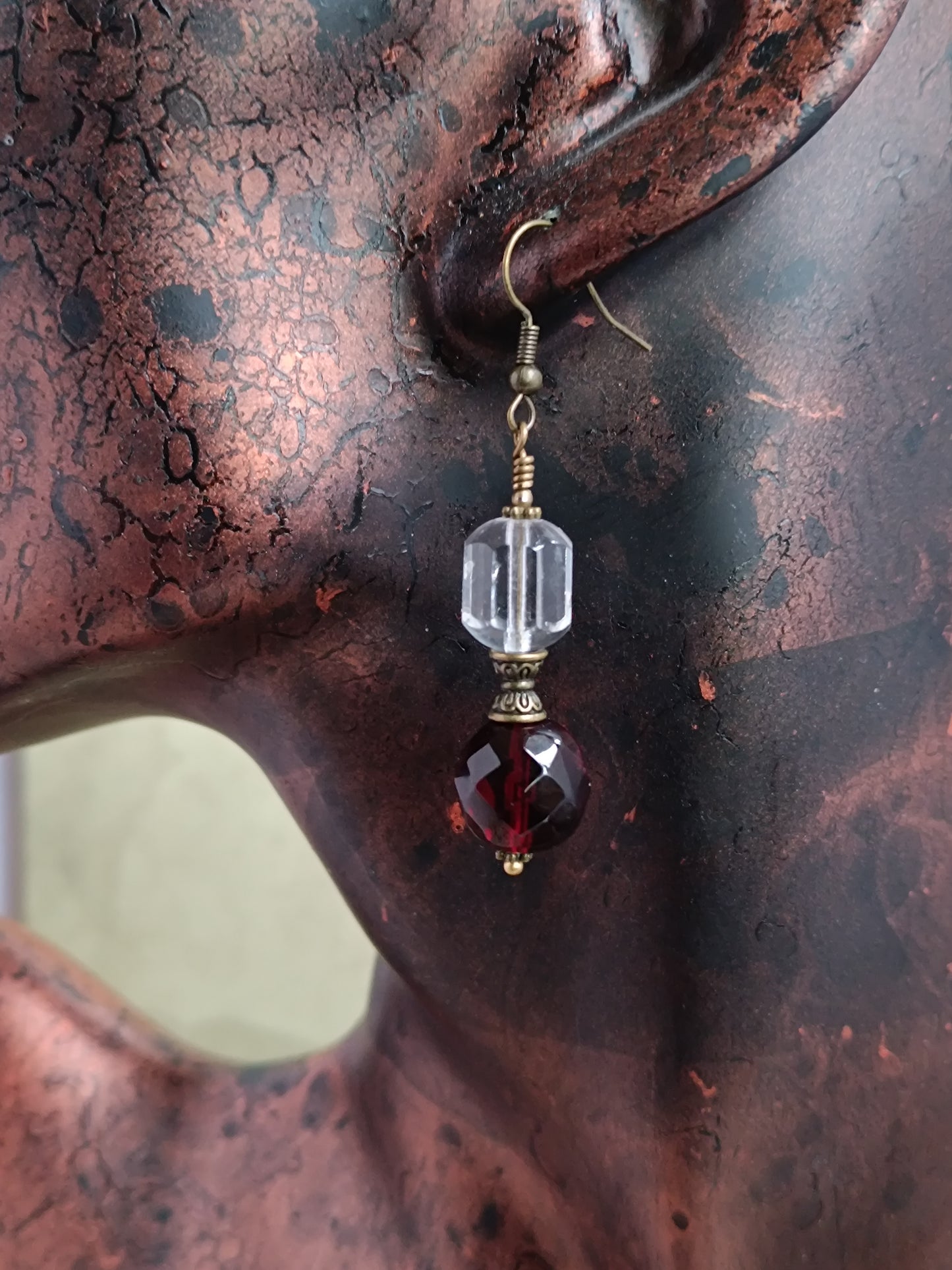 Boucles d'oreilles pendantes perles de verre tchèque asymétriques style vintage modernisé