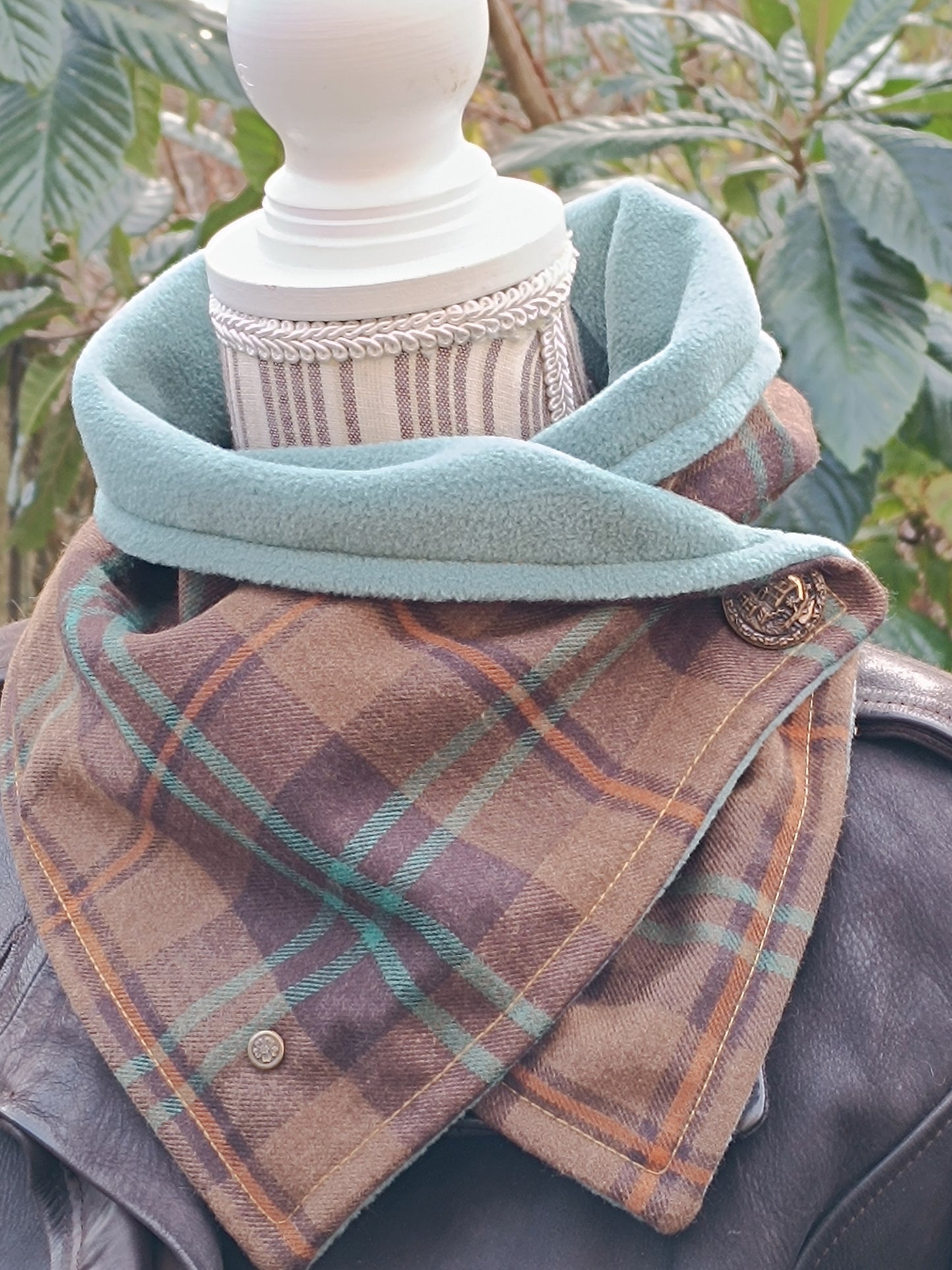 Écharpe boutonnée col bénitier tartan doublé polaire et bouton vintage