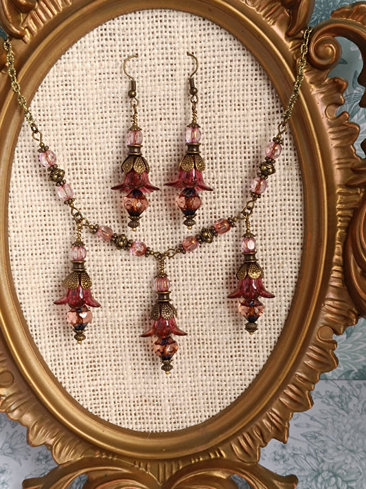 Parure Collier Boucles d'Oreilles Fleurs Féeriques Lucite Rose Verre Tchèque Bronze Antique