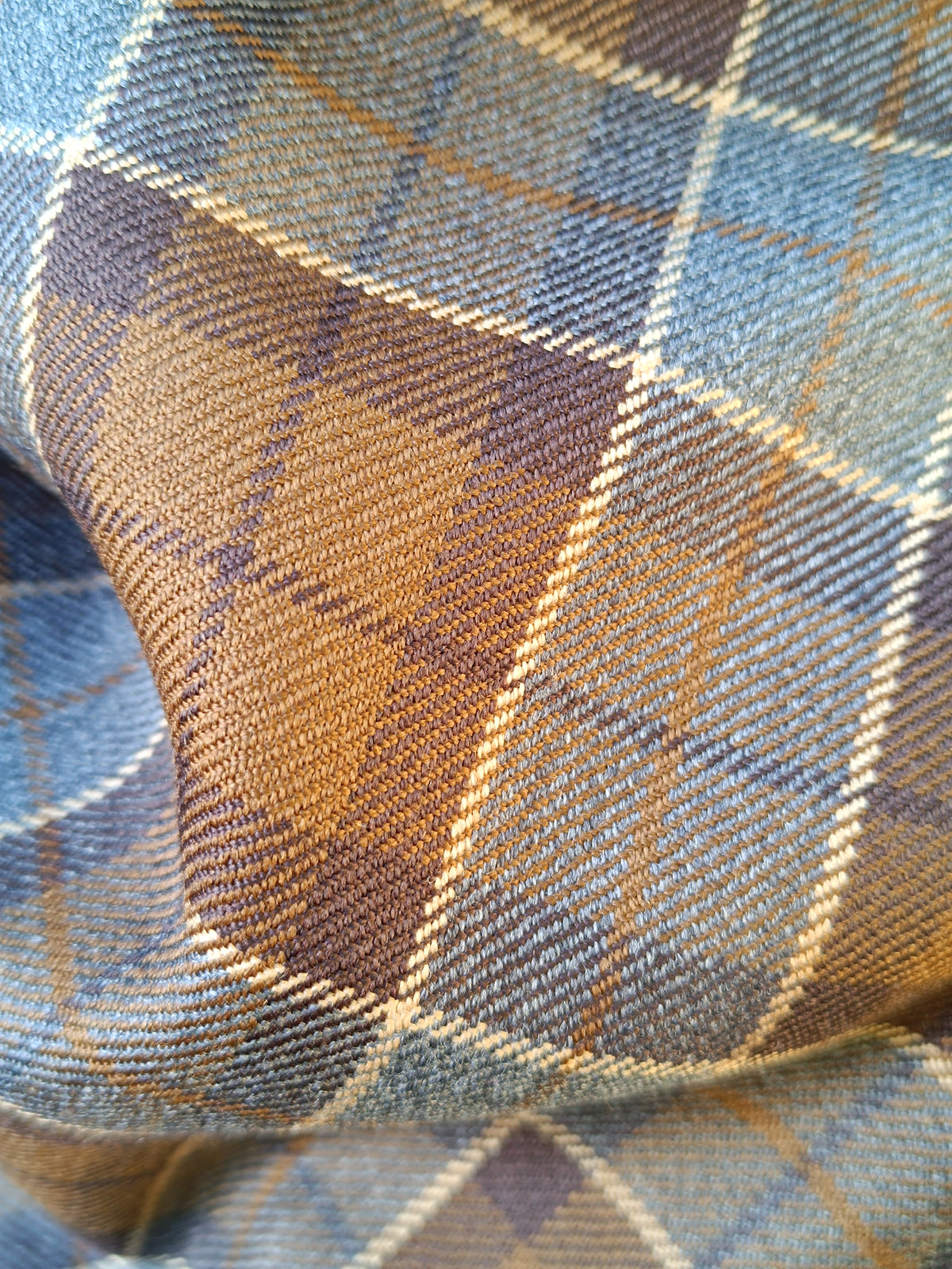 Tour de cou tartan marron et bleu doublé velours côtelé et bouton blason héraldique