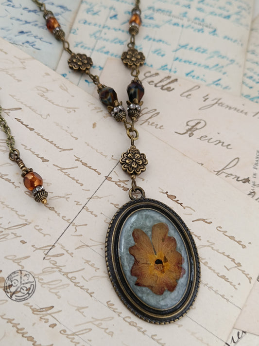 Collier Grand Pendentif Cottagecore Dark Floral Pensées Grises Pendentif Botanique 4 x 2,8 cm