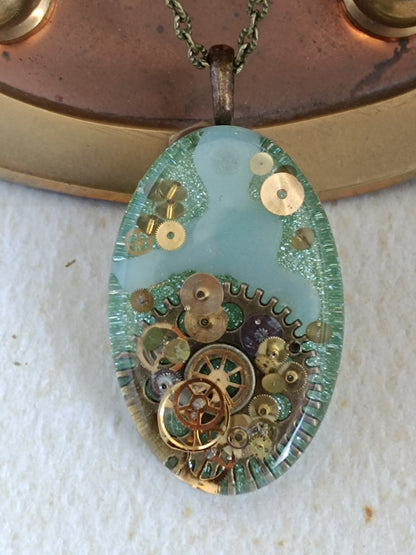 Grand Pendentif Steampunk Engrenages Résine Époxy Vert Chaîne Bronze Artisanal