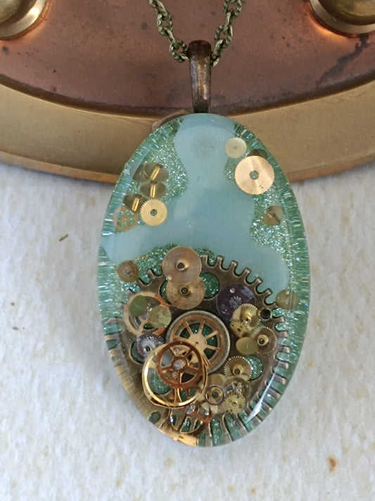 Grand Pendentif Steampunk Engrenages Résine Époxy Vert Chaîne Bronze Artisanal