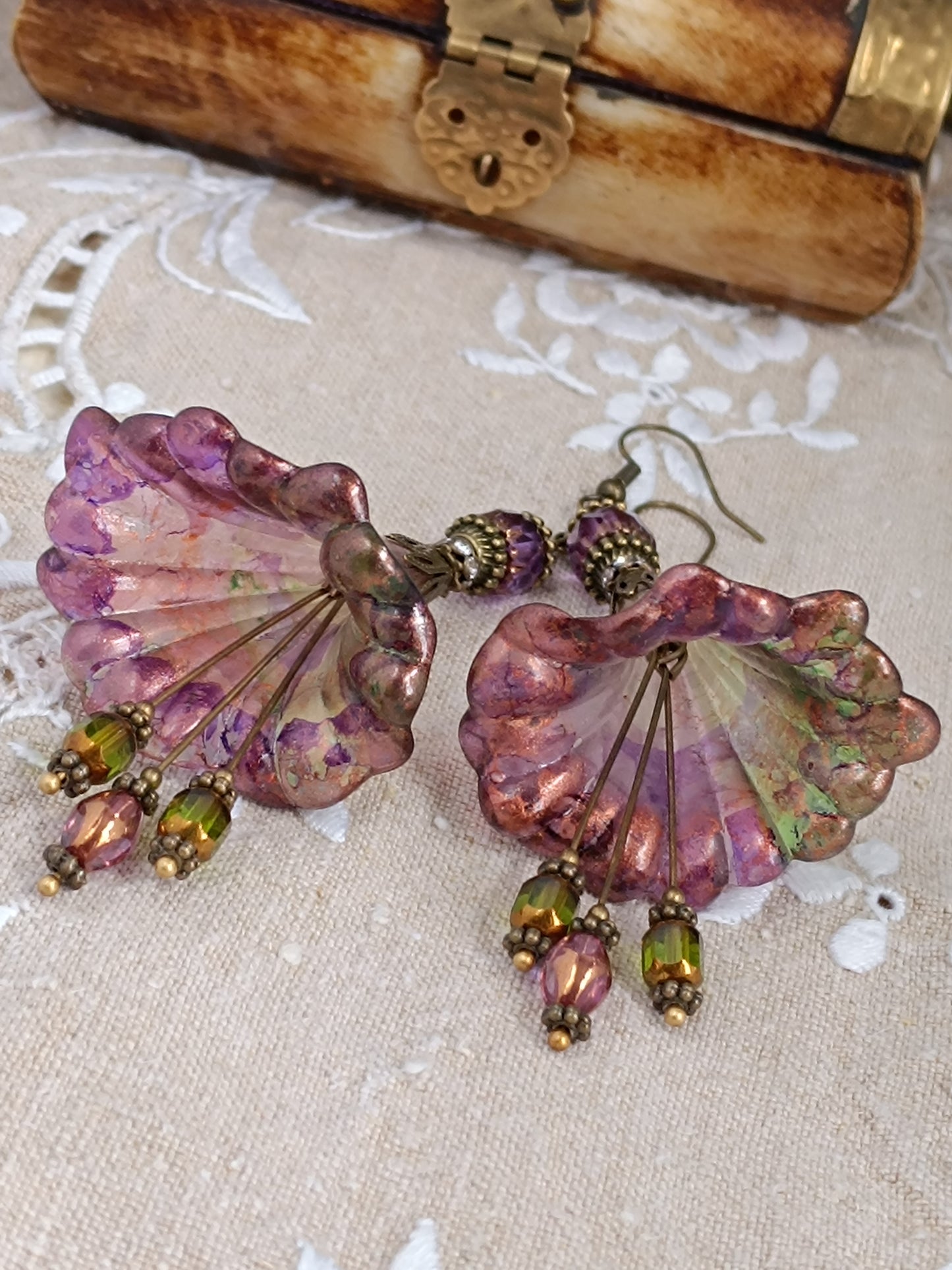 Boucles d'Oreilles Pendantes Féeriques Violettes Vertes Reflets Cuivré Magique Perles Verre Tchèque XXL