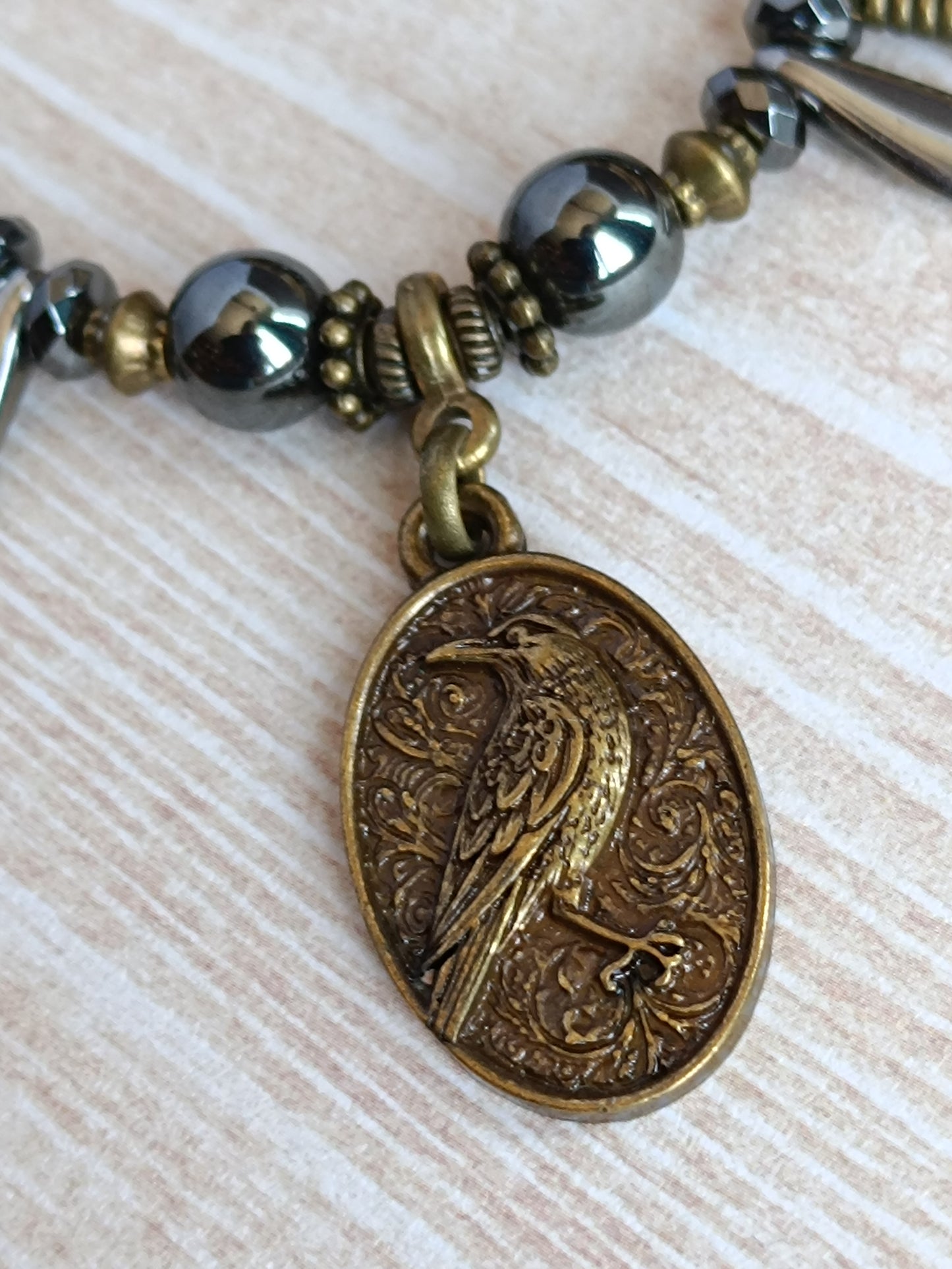 Collier Bohème Ethnique – Dagues Noires, Agathe Veinée & Corbeau