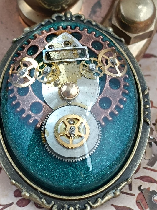 Broche Steampunk Cabochon – Résine Époxy, Fond vert , Engrenages Authentiques
