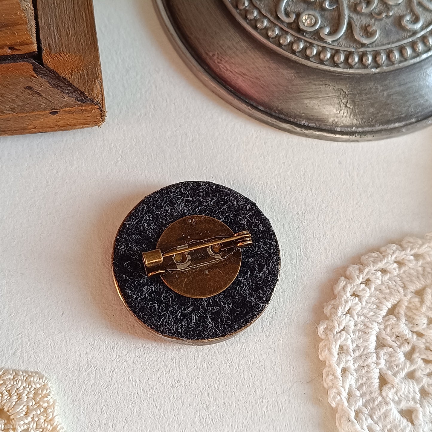 Broche Bouton francais Nacre & Bronze Texturé – Motif Iris (Années 1930) – Pièce Unique