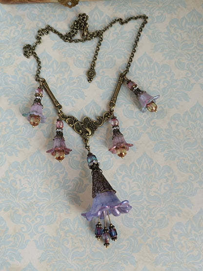 Rêveries Florales Collier fairycore romantique en bronze antique, fleurs lucite peintes main, perles lanternes verre tchèque