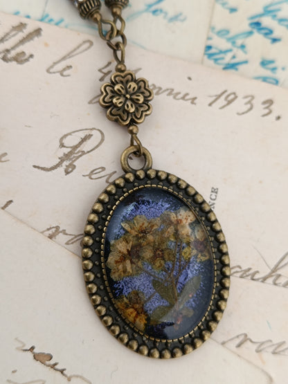 Collier Vintage Romantique Médaillon Artisanal Fleurs Séchées Fond Dark Violet 3 x 2,5 cm