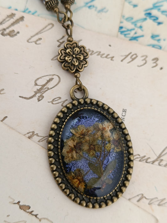Collier Vintage Romantique Médaillon Artisanal Fleurs Séchées Fond Dark Violet 3 x 2,5 cm
