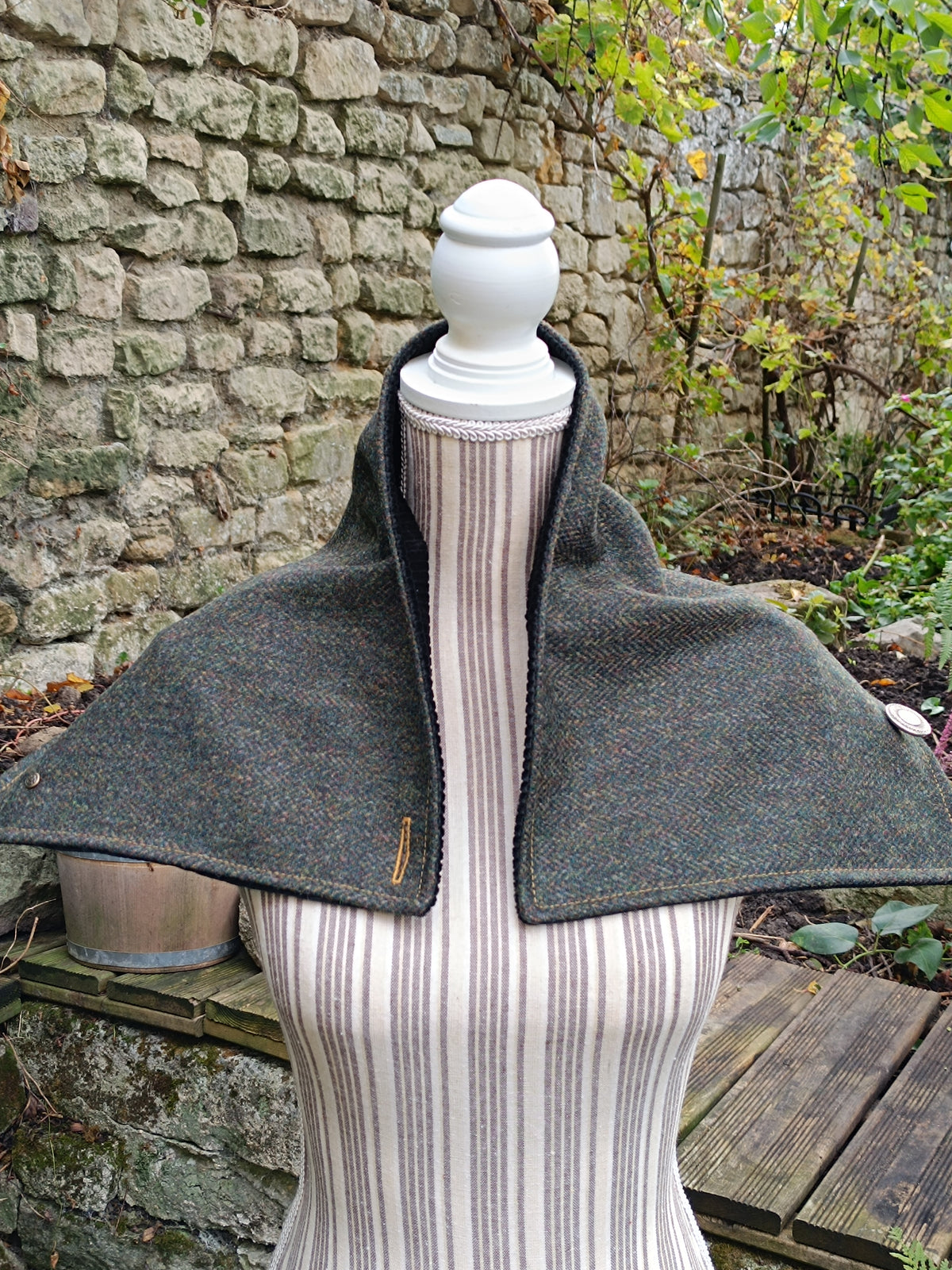 Tour de cou tweed celtique doublé velours côtelé et bouton vintage métal celte