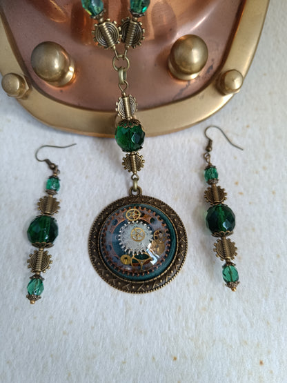Ensemble Collier et Boucles d'Oreilles Steampunk Perles de Verre Tchèque Vertes Pendentif Cabochon Bronze Artisanal