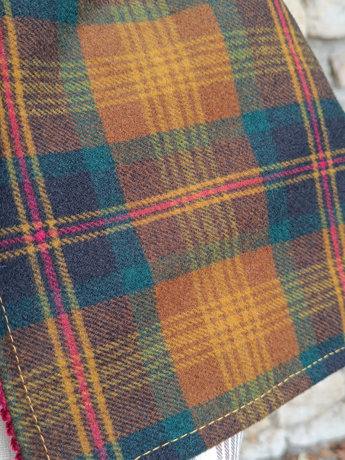 Tour de cou tartan laine velours côtelé bordeaux et grand bouton vintage métal et nacre
