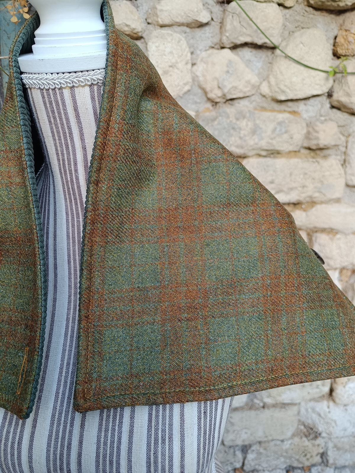 Tour de cou femme en cachemire tartan vert et marron, bouton celtique