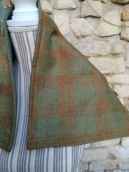 Tour de cou femme en cachemire tartan vert et marron, bouton celtique