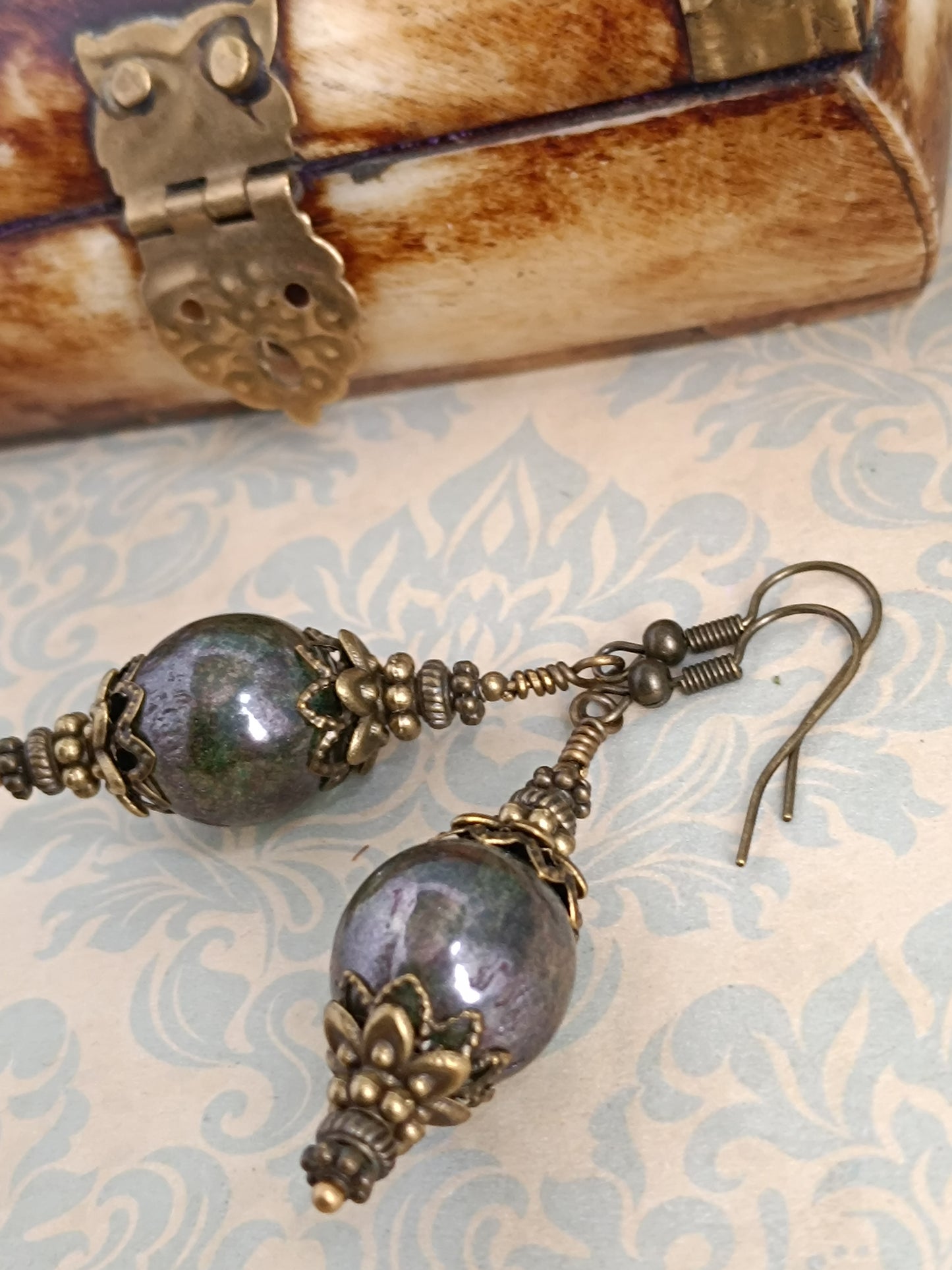 Boucles d'Oreilles Pendantes Victoriennes Verre Tchèque Vert Lustré Bronze Antique