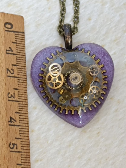 Pendentif Steampunk Cœur Engrenages Résine Époxy Violet Chaîne Bronze Artisanal