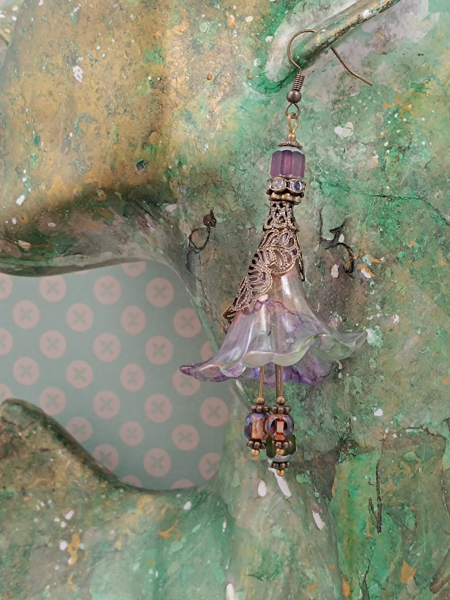 Boucles d'Oreilles Pendantes Féeriques Vertes et Violettes Fleurs Acrylique Perles Verre Tchèque XXL