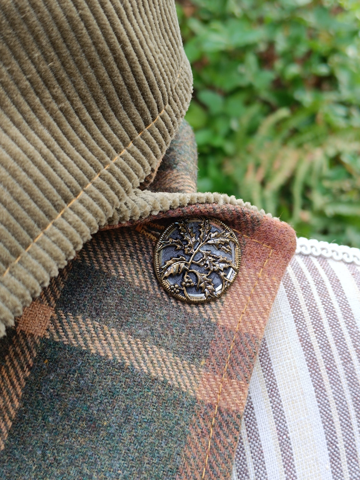 Tour de cou tartan écossais doublé velours vert mousse et bouton de collection vintage houx