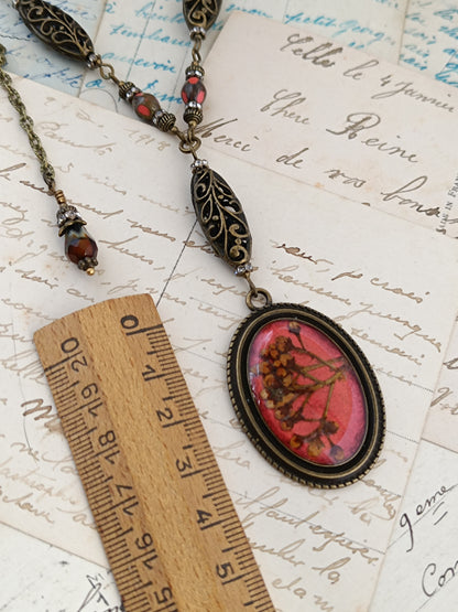 Collier Cabochon Fleurs Séchées Rouge Orangé Bronze Antique Pièce Unique 4 x 2,8 cm