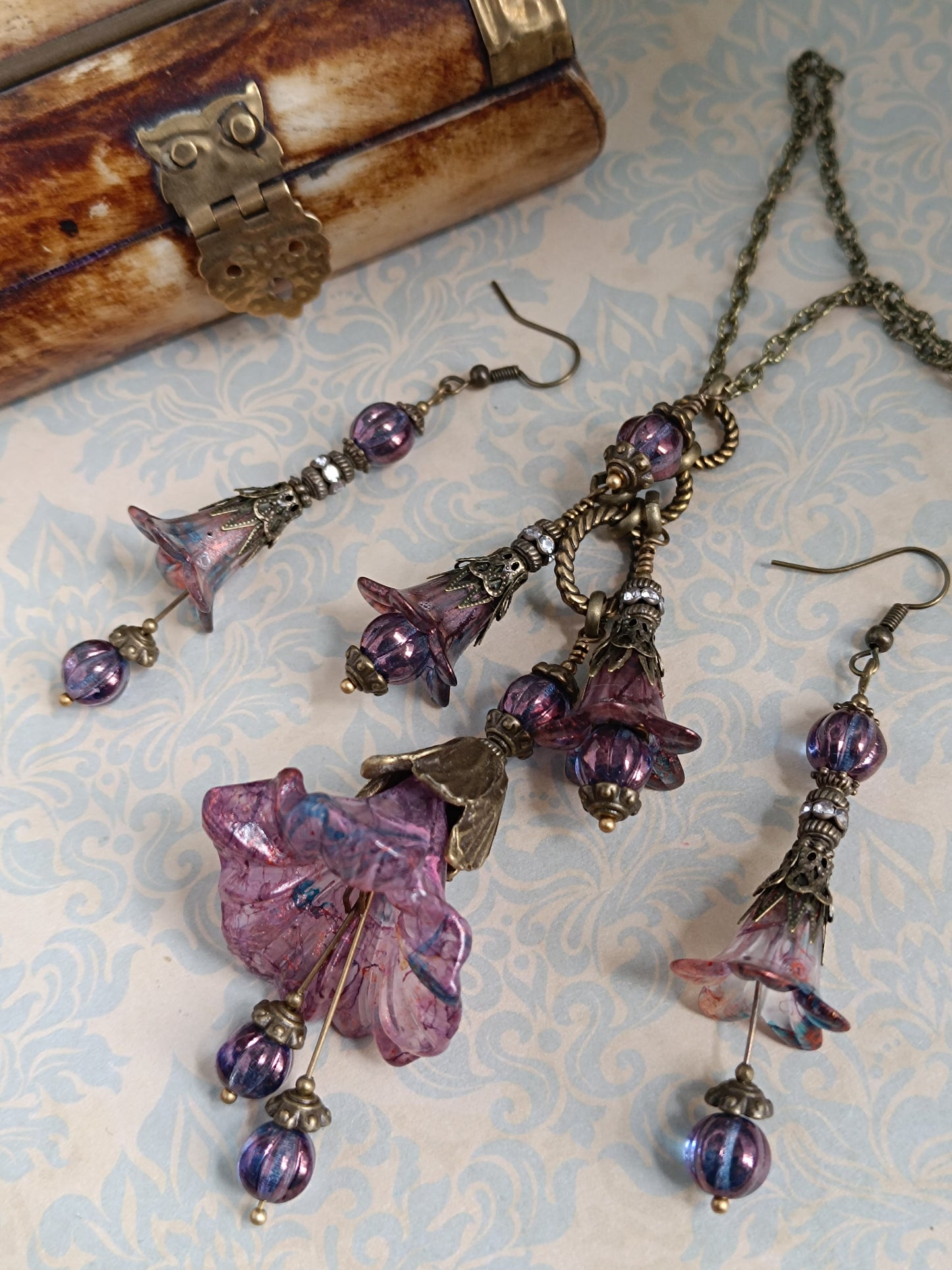 Parure “Fleurs Féeriques” – Collier & boucles d’oreilles assorties