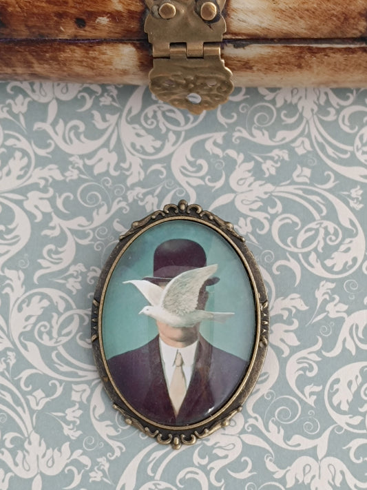 Broche cabochon verre – Illustration René Magritte
