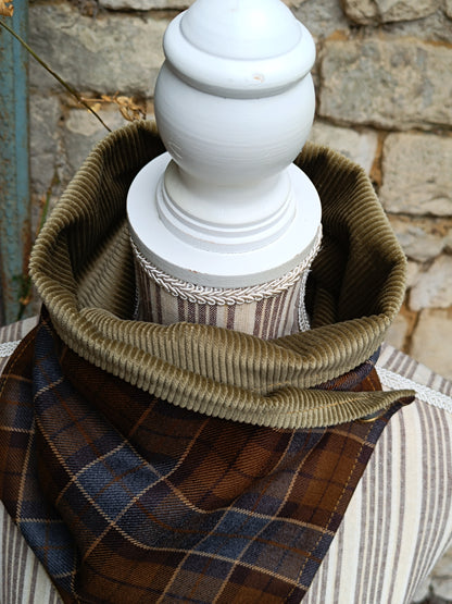 Tour de cou tartan pure laine velours côtelé kaki et bouton vintage métal et nacre