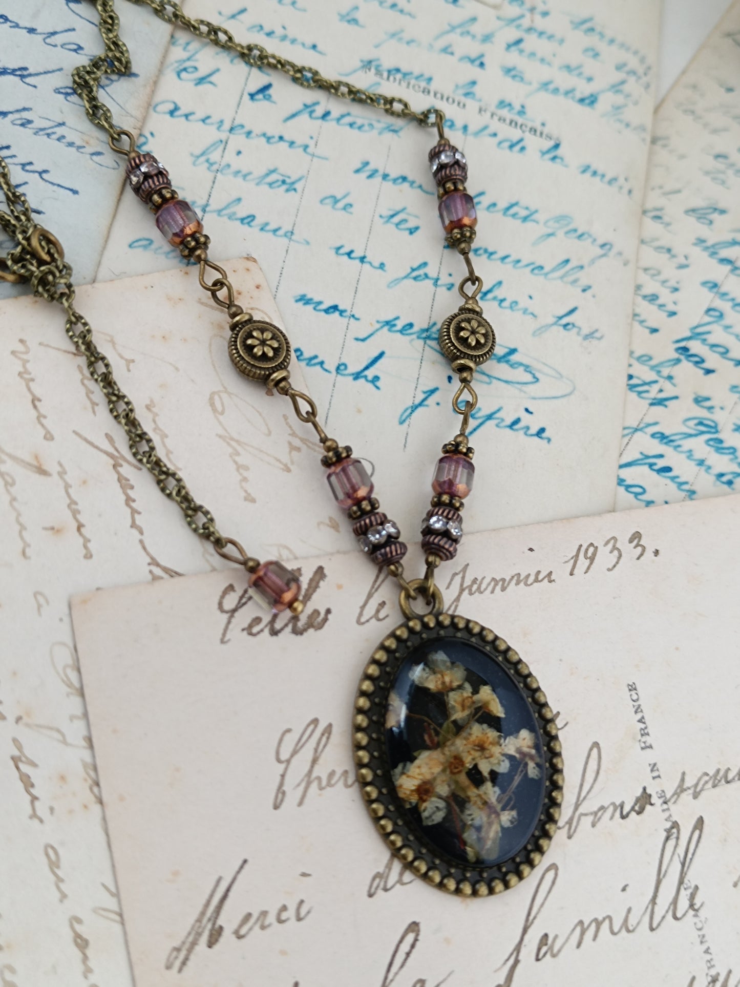 Bijou Botanique Dark Floral - Pendentif Résine et Fleurs Séchées (3 x 2,5 cm)