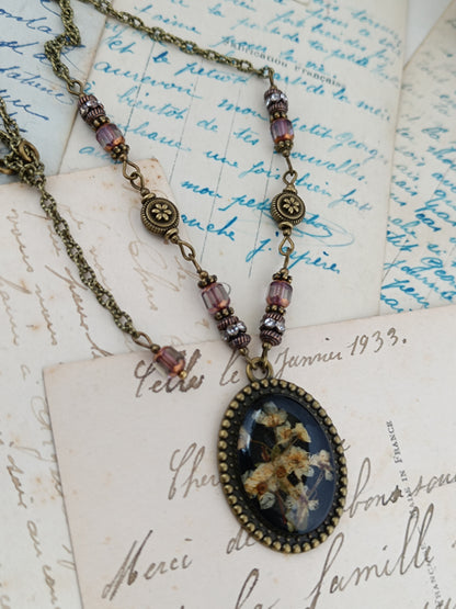 Bijou Botanique Dark Floral - Pendentif Résine et Fleurs Séchées (3 x 2,5 cm)