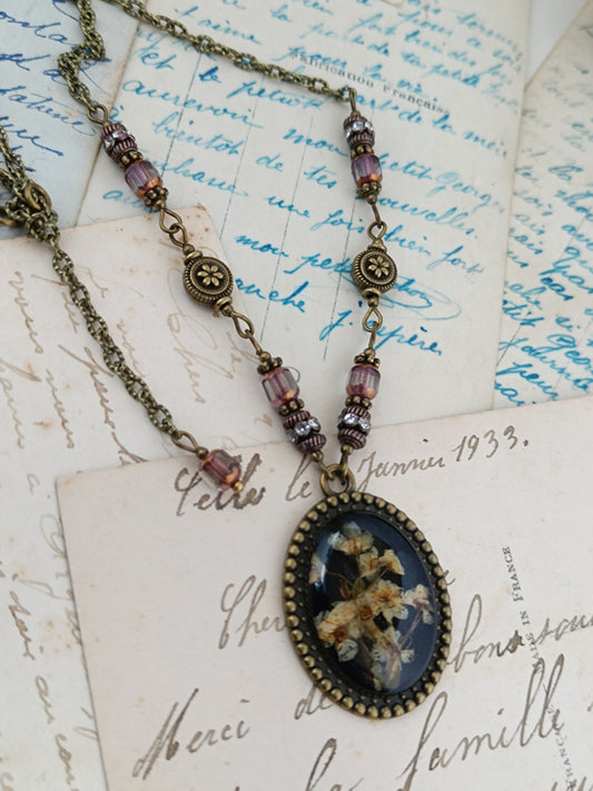 Bijou Botanique Dark Floral - Pendentif Résine et Fleurs Séchées (3 x 2,5 cm)