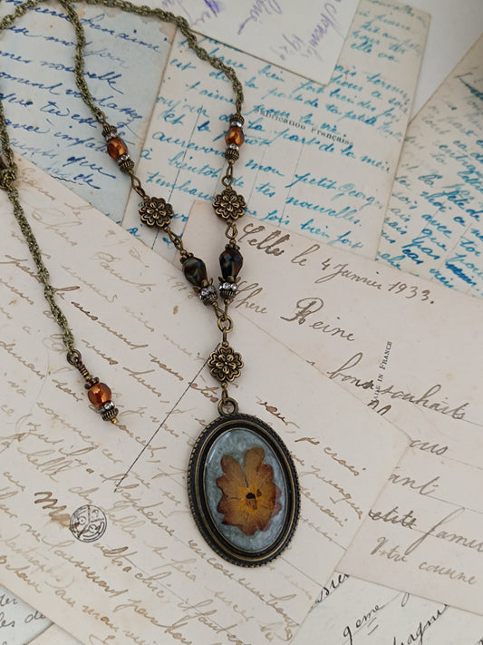 Collier Grand Pendentif Cottagecore Dark Floral Pensées Grises Pendentif Botanique 4 x 2,8 cm
