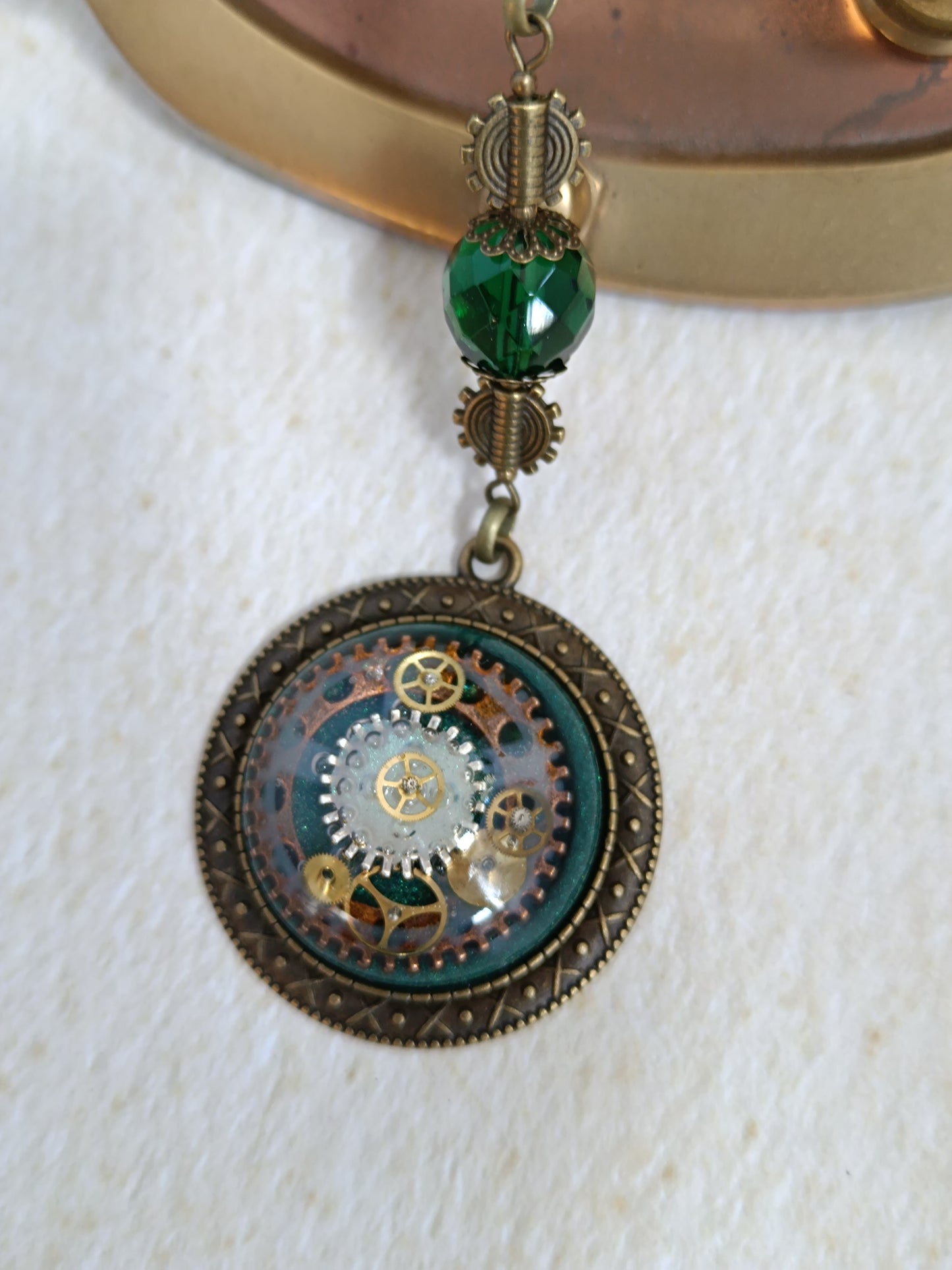 Ensemble Collier et Boucles d'Oreilles Steampunk Perles de Verre Tchèque Vertes Pendentif Cabochon Bronze Artisanal