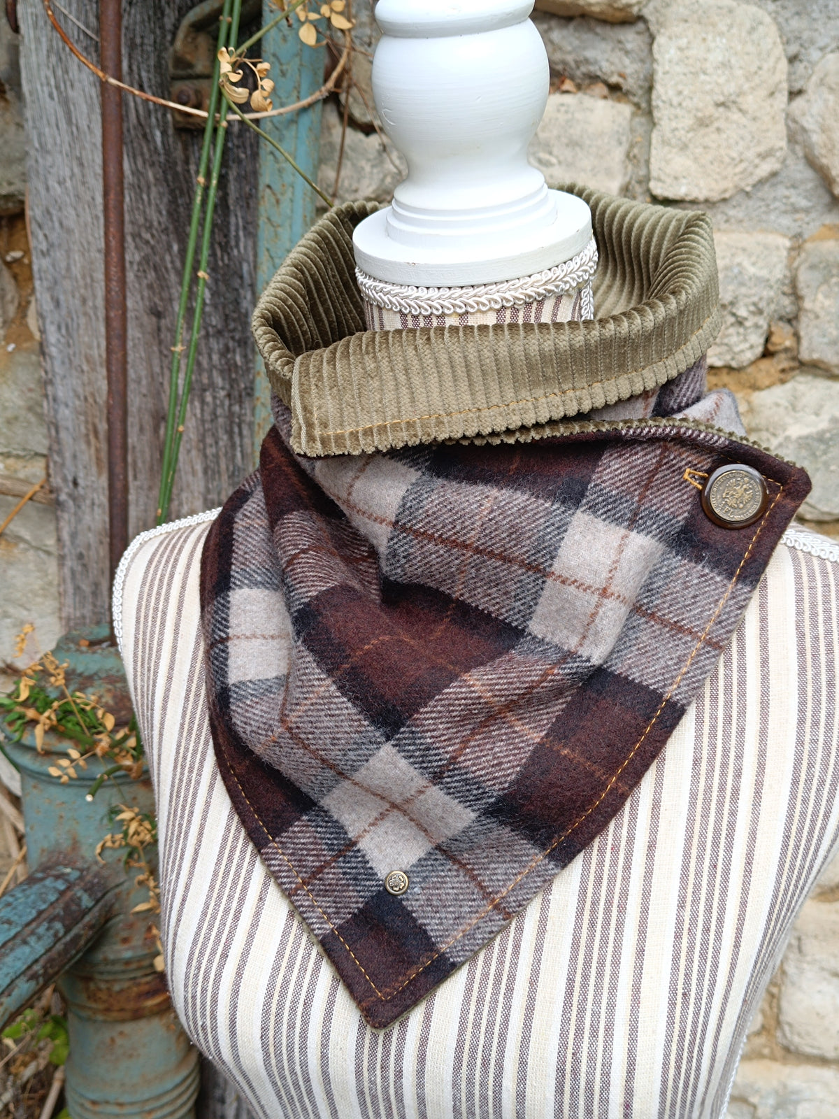 Tour de cou tartan écossais laine velours côtelé et bouton vintage autrichien