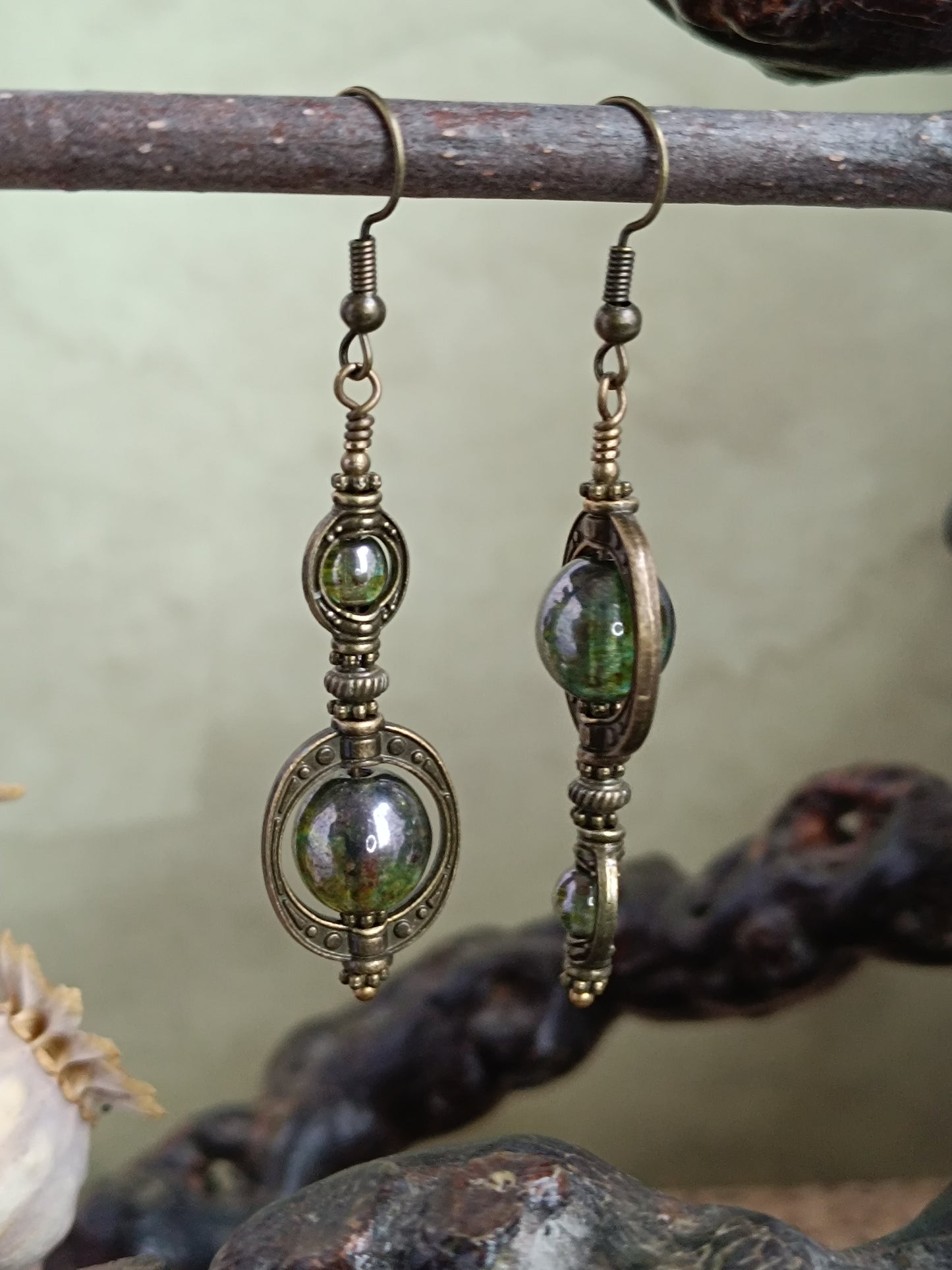 Boucles d'oreilles pendantes perles de verre tchèque asymétriques romantiques et mystérieuses vert lustré créations Aucoudesanges