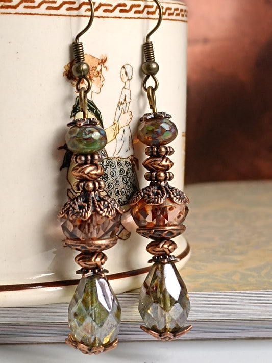 Boucles d'oreilles pendantes artisanales , Verre tchèque Picasso, perles facettées roses &amp; métal bronze/cuivre filigrané