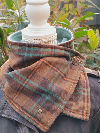 Écharpe boutonnée col bénitier tartan doublé polaire et bouton vintage