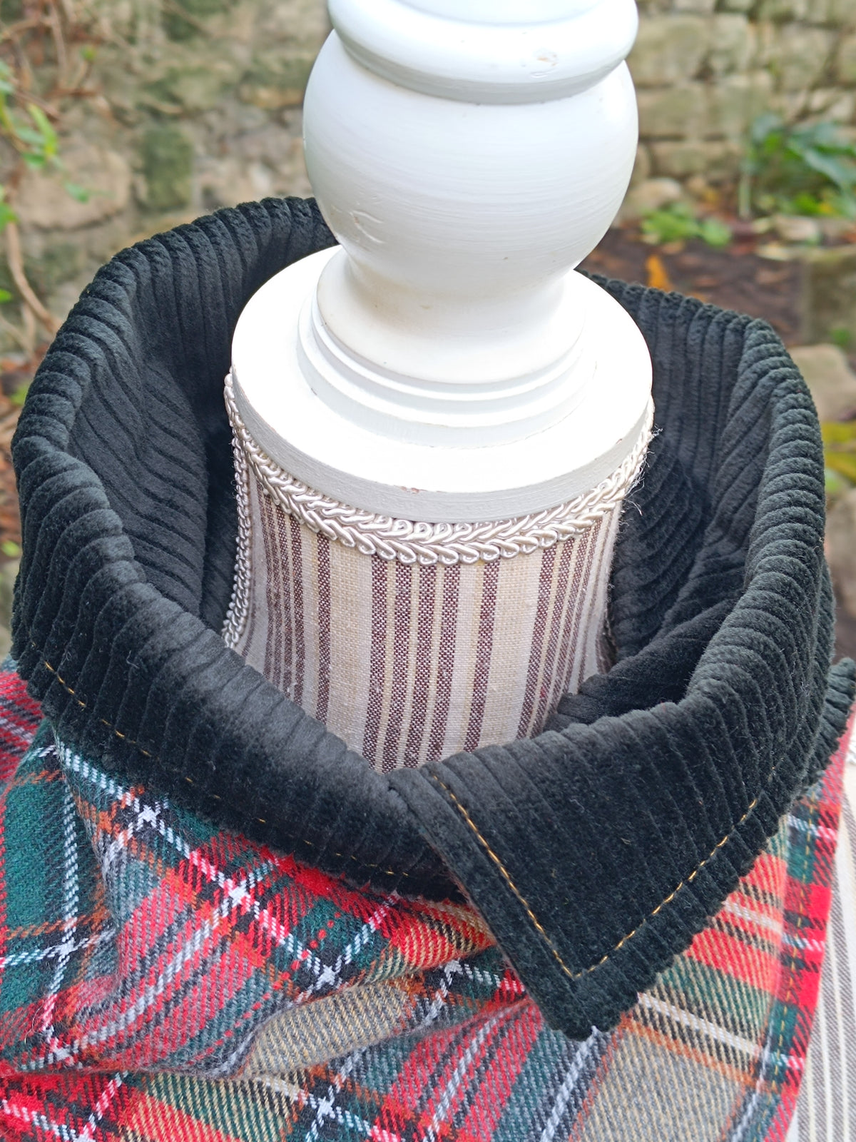 Tour de cou tartan écossais en laine et velours avec bouton boussole vintage