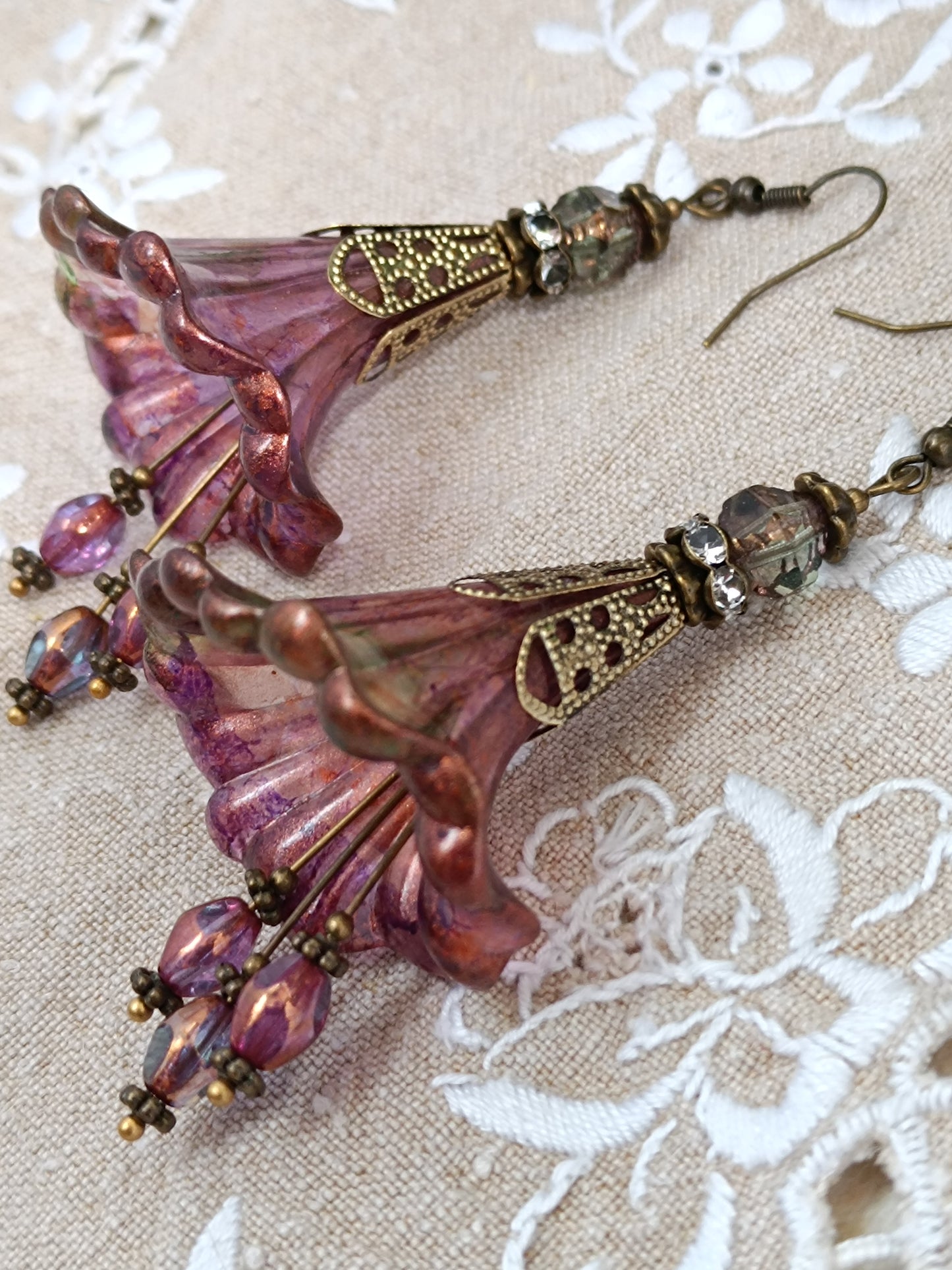 Boucles d'Oreilles Pendantes Féeriques Vertes et Violettes Perles Verre Tchèque XXL