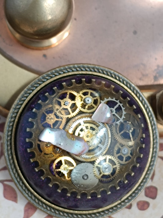 broche dôme de résine époxy et nacre Steampunk