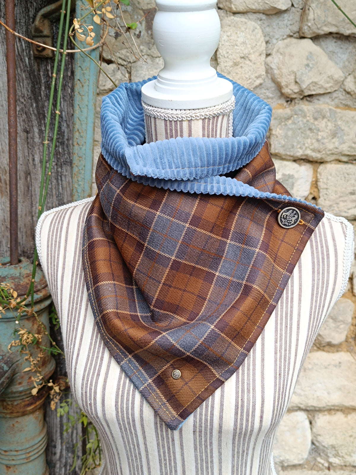 Tour de cou tartan pure laine velours côtelé bleu et bouton vintage blason licorne