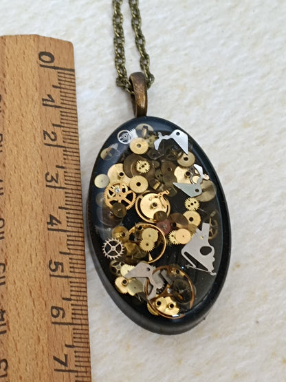 Grand Pendentif Steampunk Engrenages Résine Époxy Noir Chaîne Bronze Artisanal