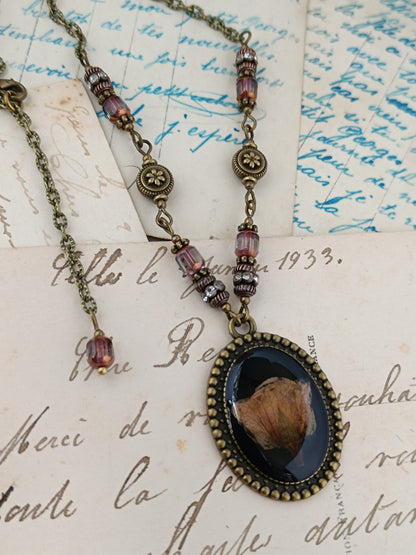 Collier cottagecore artisanal en résine et fleurs de cerisier séchées, monture en bronze antique et perles de verre tchèque par Nathalie Aucoudesanges.