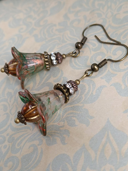 Petites boucles d’oreilles pendantes “Fleurs Féeriques” – Vert mousse & reflets cuivrés