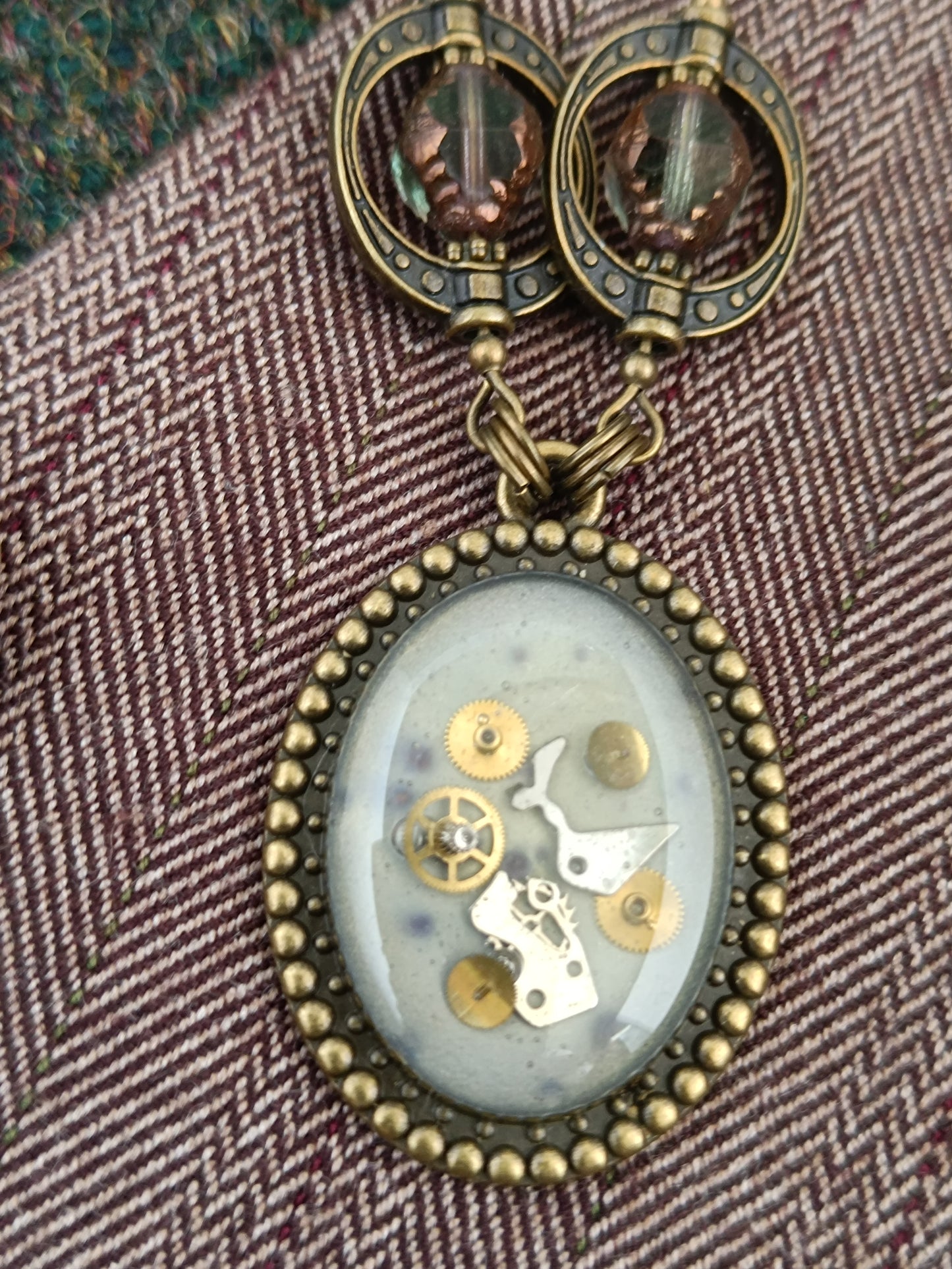 Collier chaîne et chapelet de perles pendentif ovale steampunk