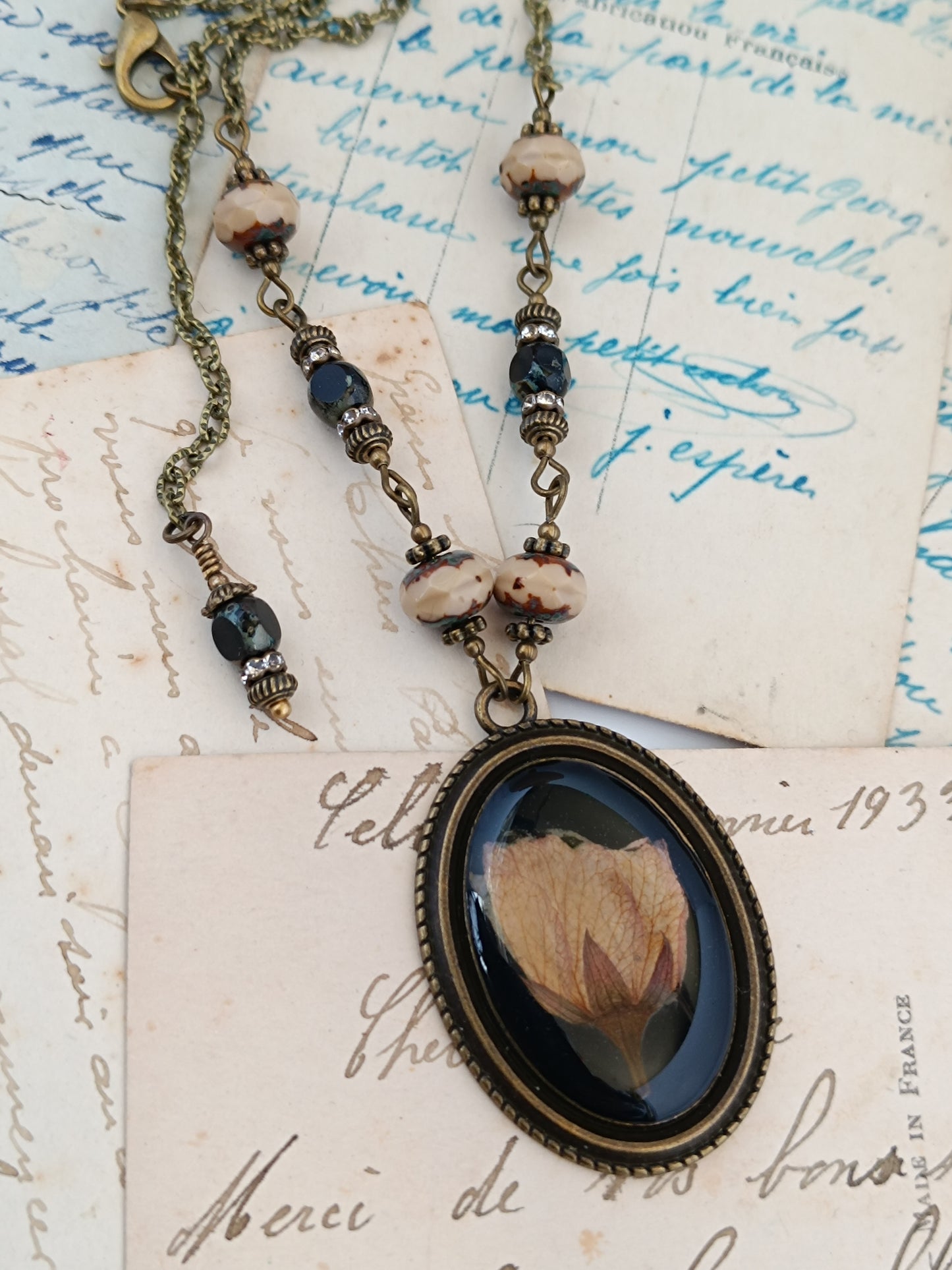 Collier Cottagecore Dark Floral - Pendentif Botanique (4 x 2,8 cm)