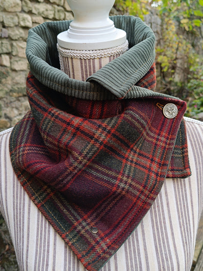 Tour de cou tartan écossais en laine doublé de velours côtelé et bouton vintage chevalier