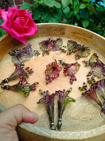 Boucles d'Oreilles Pendantes Féeriques Vertes et Violettes Fleurs Acrylique Perles Verre Tchèque XXL