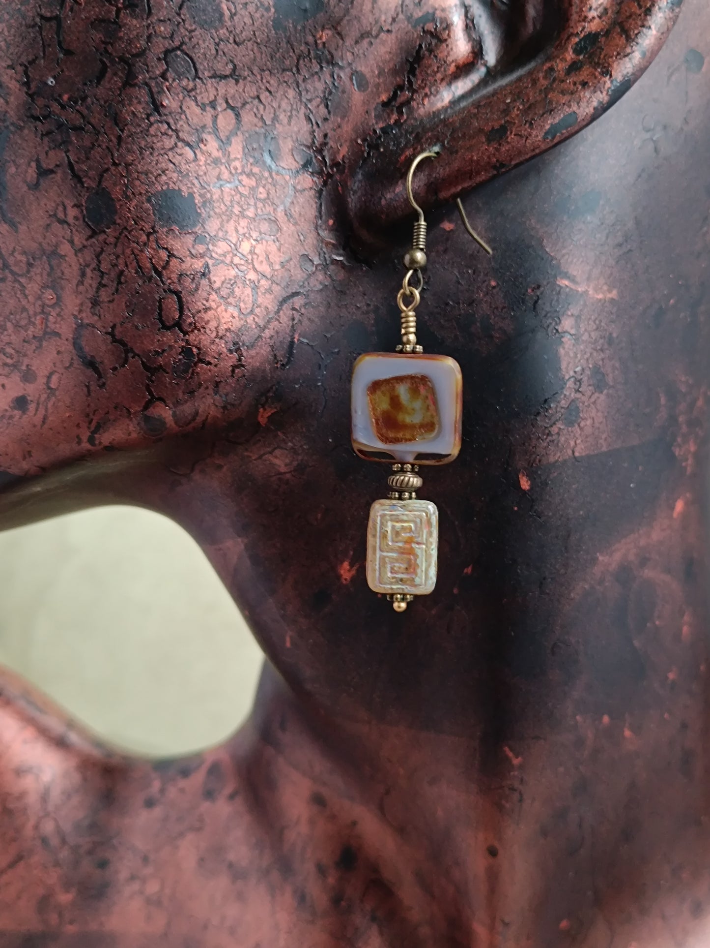 Boucles d'oreilles pendantes perles de verre tchèque asymétriques style bohème mystérieux moderne