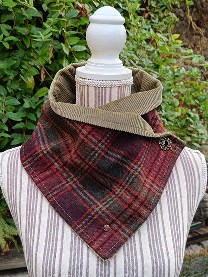 Tour de cou tartan laine bordeaux vert ocre doublé velours mousse et bouton celtique