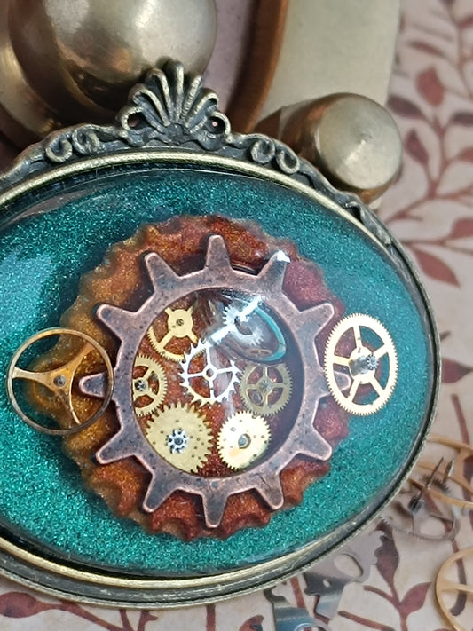 Broche Steampunk "Œil du Temps" cabochon horizontal résine époxy